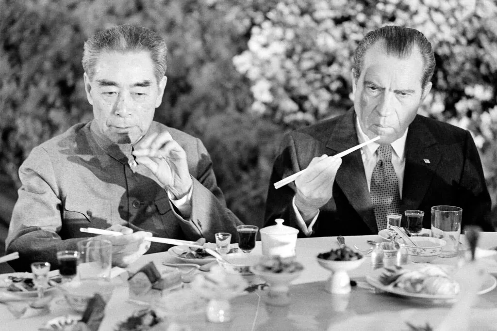 周恩來（左）接待尼克森（右）這位第一位到訪中國的美國總統。（美聯社）