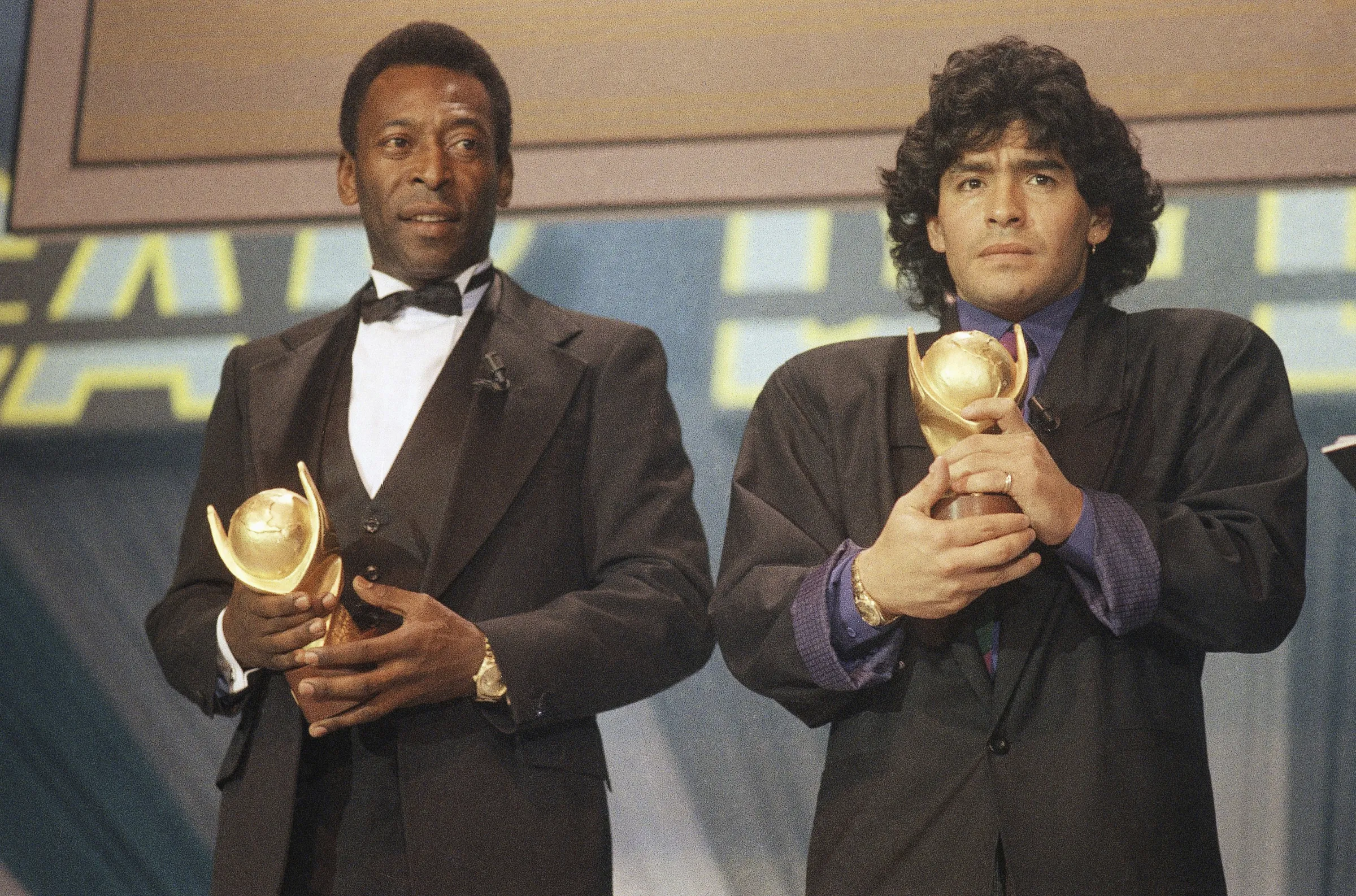 阿根廷足球巨星馬拉度納（Diego Maradona，右）與巴西足球傳奇比利（Pele）（AP）