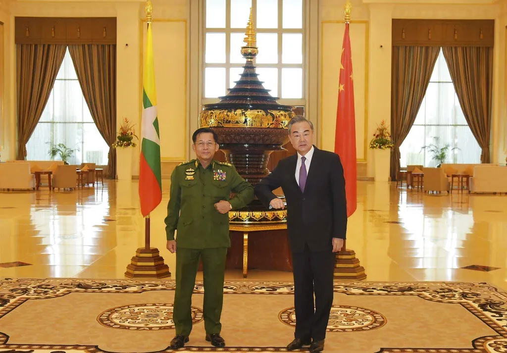 緬甸國防軍總司令敏昂萊今年1月與中國外交部長王毅會面。（美聯社）