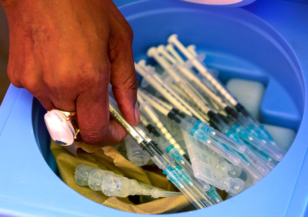 南非的醫護人員正在為民眾進行新冠疫苗注射。（美聯社）