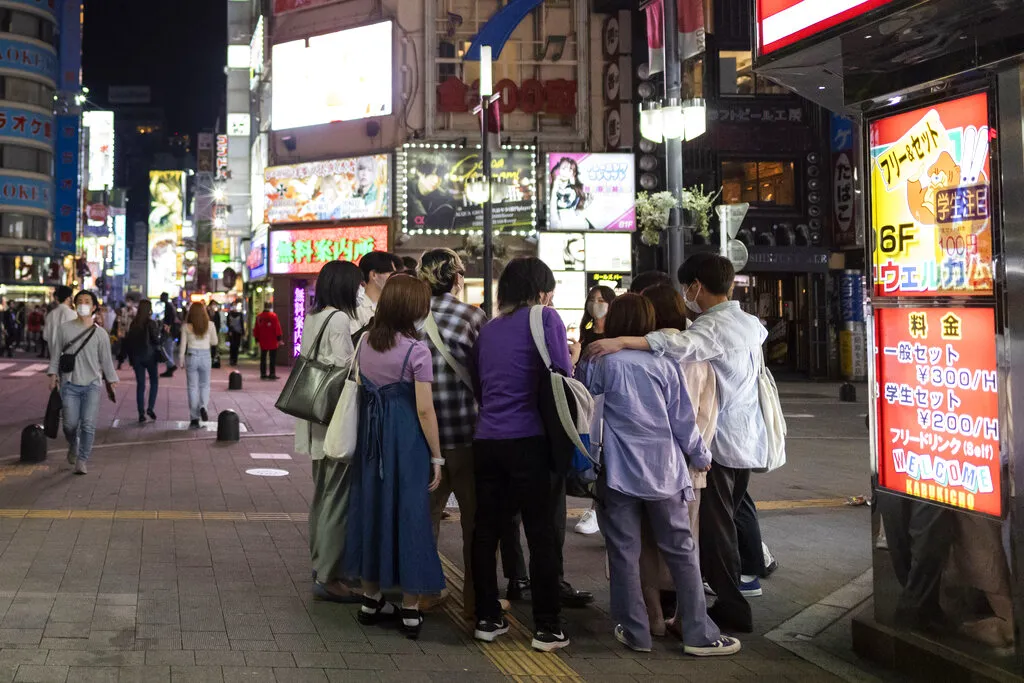 新冠疫情下的東京歌舞伎町。（美聯社）