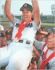 1998年4月，還是高中生的松坂大輔在夏季甲子園準決賽對PL學園完投17局，隔天的冠軍戰更對京都成章高校投出無安打比賽，「平成怪物」之名不脛而走。（美聯社）