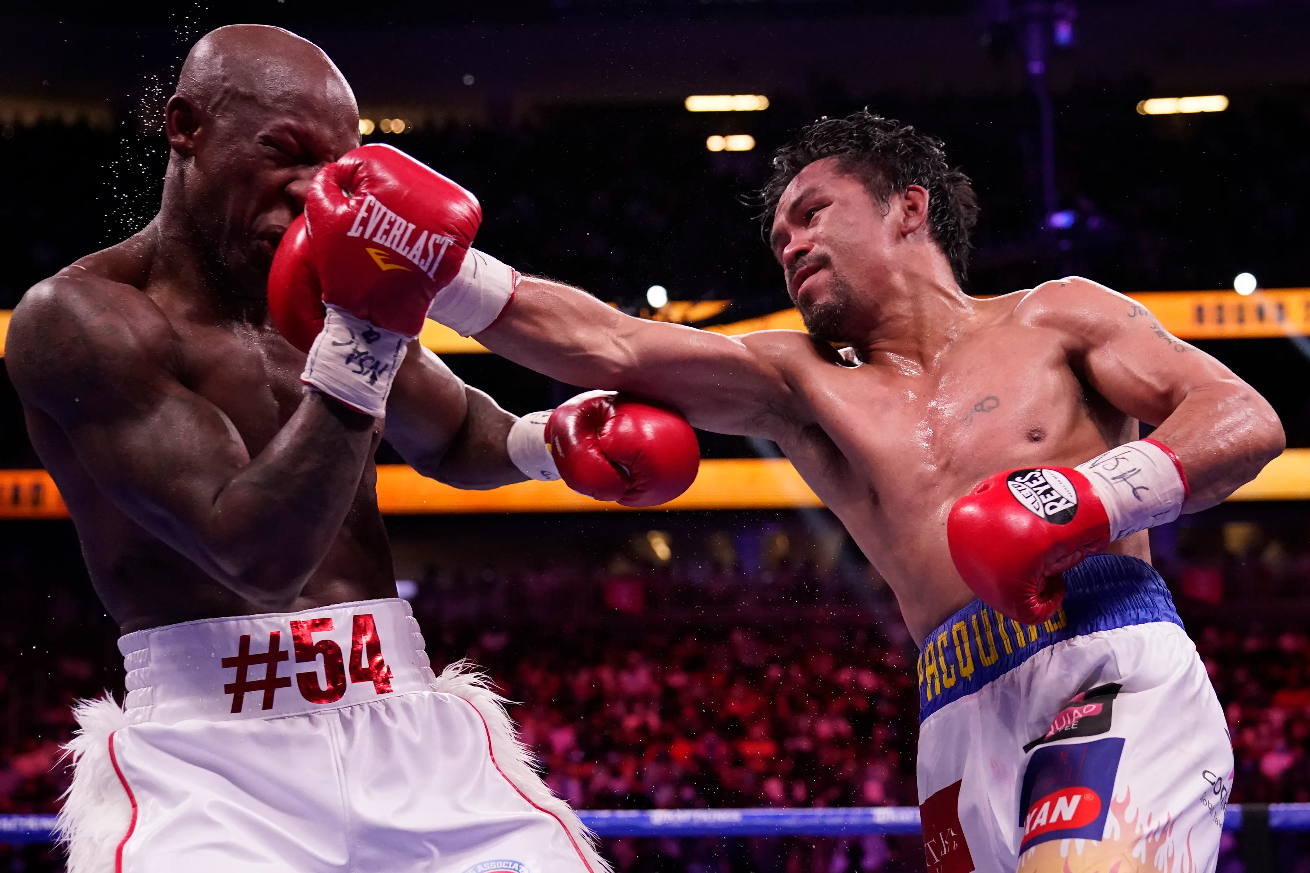 菲律賓拳王帕奎奧（右）21日在美國拉斯維加斯舉辦的WBA次中量級拳王爭霸賽裡，輸給古巴拳王烏加斯（左）（美聯社）