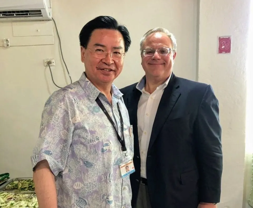 台灣外交部長吳釗燮赴太平洋島國論壇，與美國內政部長柏恩哈德（右）舉行場邊晤談（@MOFA_Taiwan/Twitter）