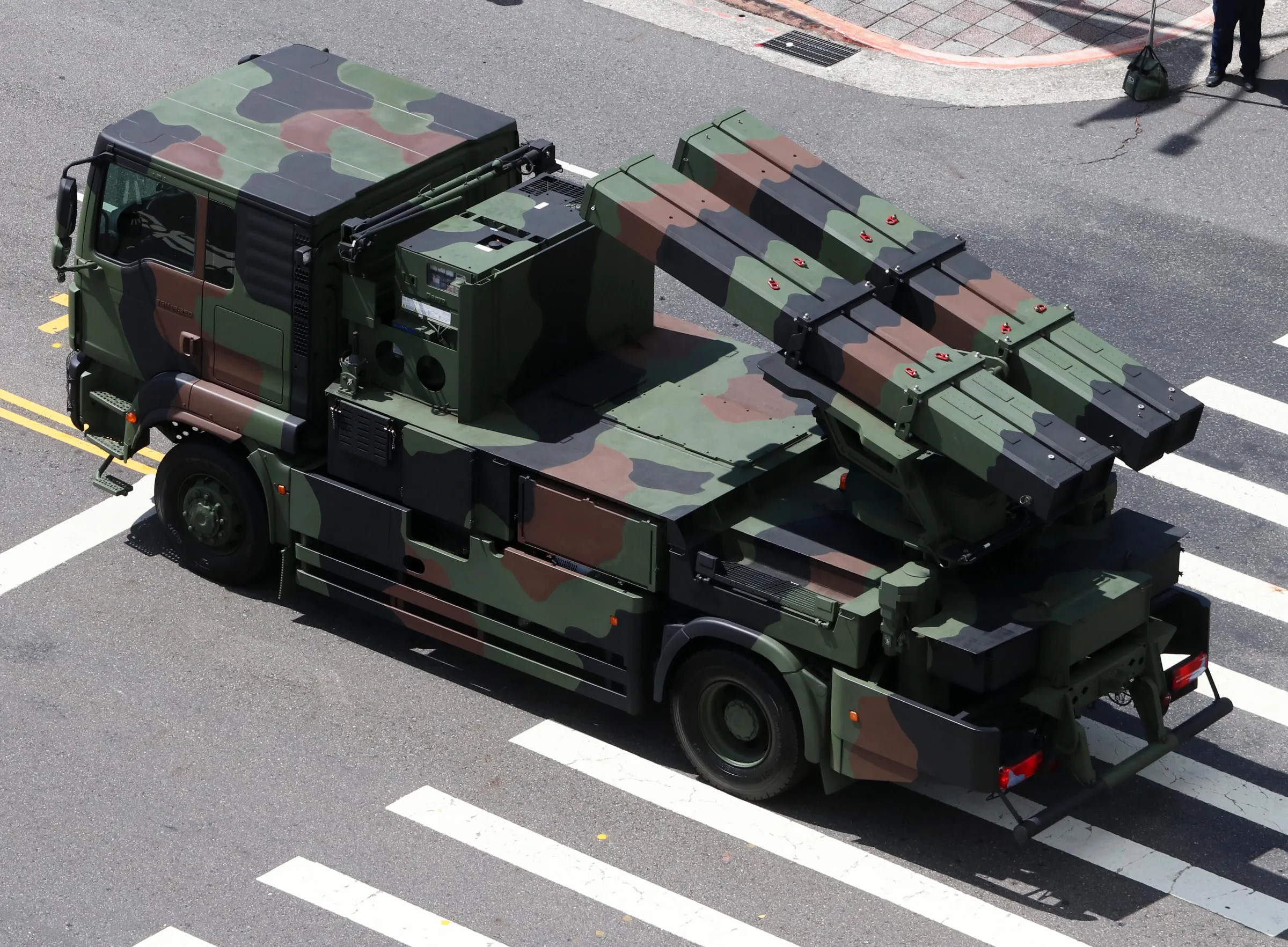 20211010-國軍以盛大地面、空中分列式祝賀國家生日快樂，新銳武器成此次亮點。圖為陸射天劍二型飛彈車。（蘇仲泓攝）
