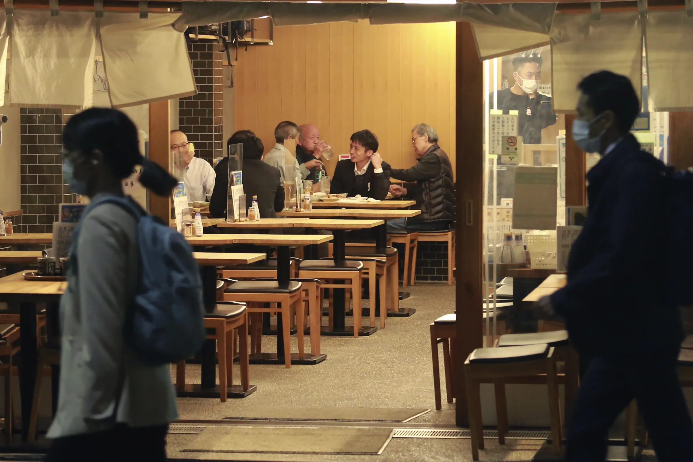 在解除「緊急事態」之後，東京居酒屋與餐廳的夜間生意開始回溫。（美聯社）