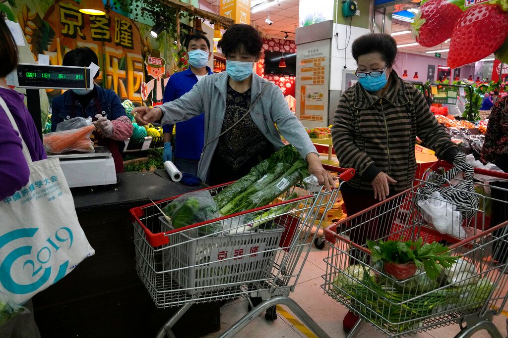 2022年4月25日，北京市朝陽區的民眾在超市搶購存糧。（美聯社）