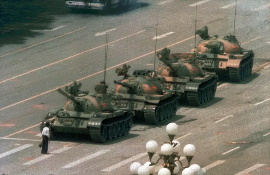 1989年男子王維林阻擋解放軍坦克車隊的照片，成為六四事件象徵。（美聯社）