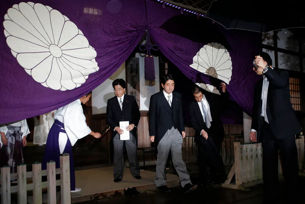 2012年10月17日、安倍晋三が自民党総裁当選後靖国神社参拝。（美聯社）