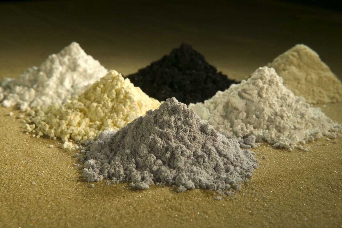 稀土氧化物：順時鐘從中間（黑色）開始為鐠、鈰、鑭、釹、釤、釓（資料照，AP）