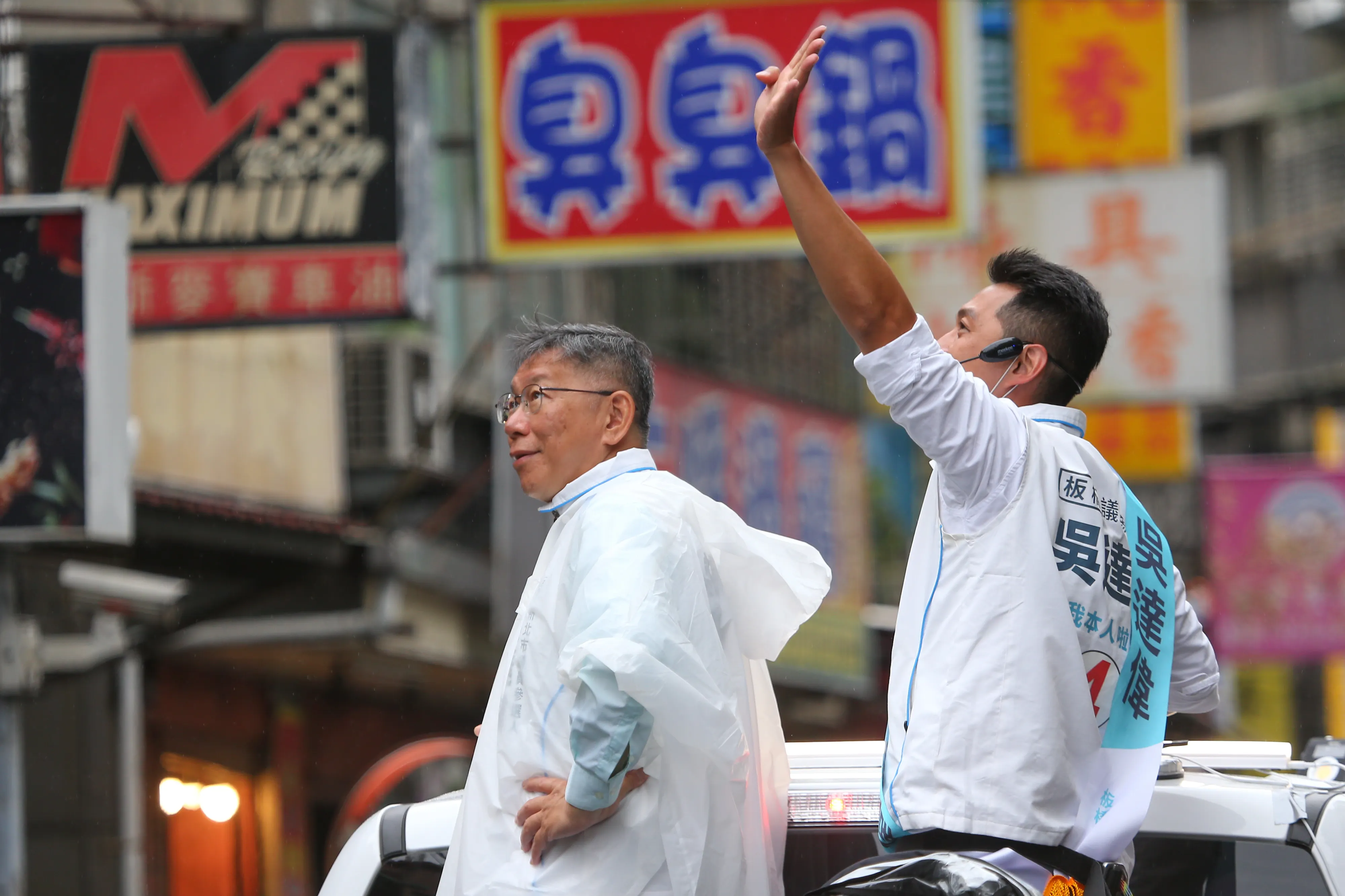 20221123-民众党主席柯文哲（左）23日陪同新北市议员候选人吴达伟（右）车队掃街。（颜麟宇摄）