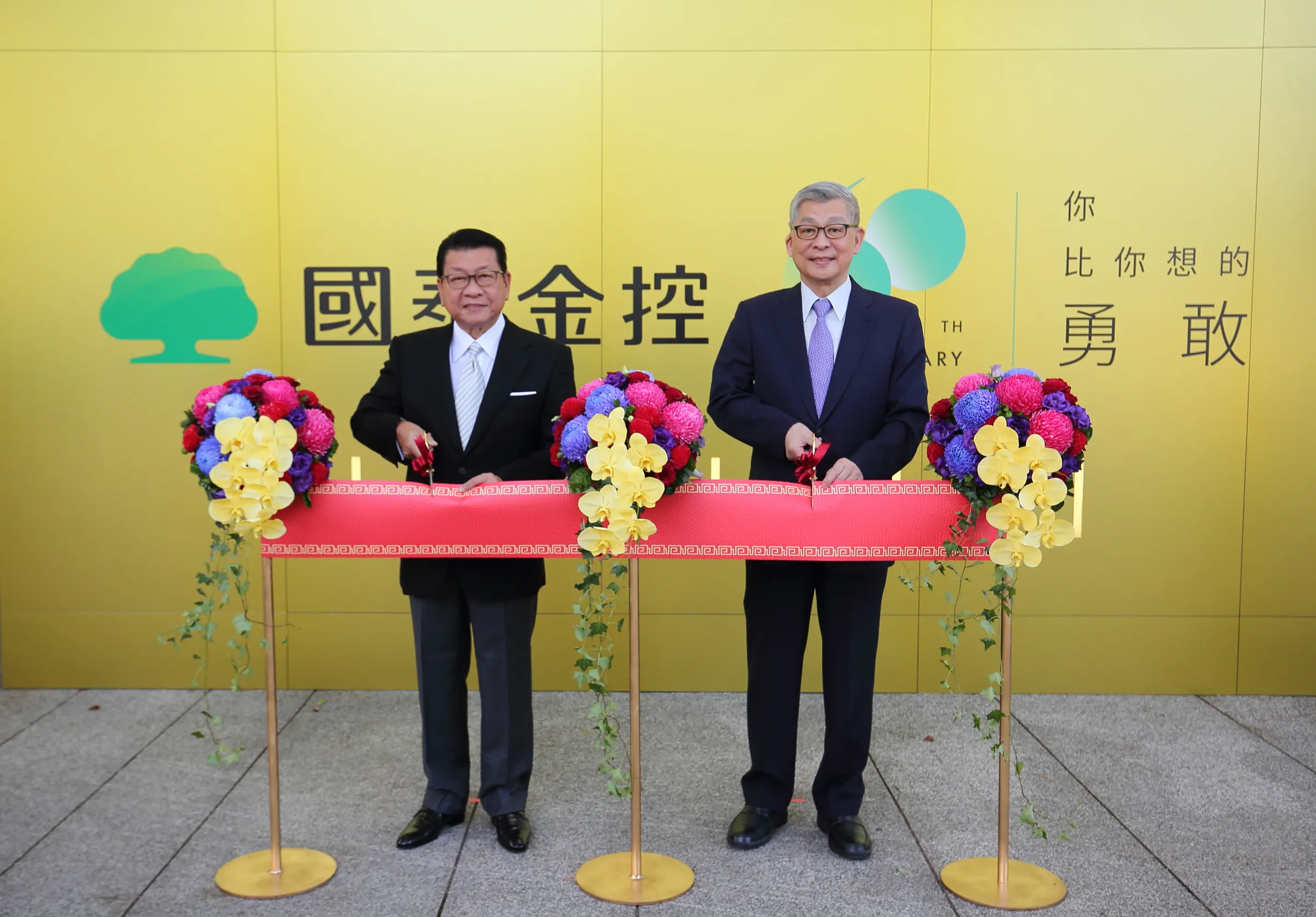 國泰金控共同創辦人蔡宏圖董事長(圖右)及蔡鎮宇董事長(圖左)出席60週年特展開幕剪綵（圖片來源：公司提供）