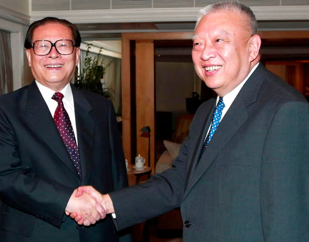 2002年7月，中國國家主席江澤民與香港特首董建華。（美聯社）