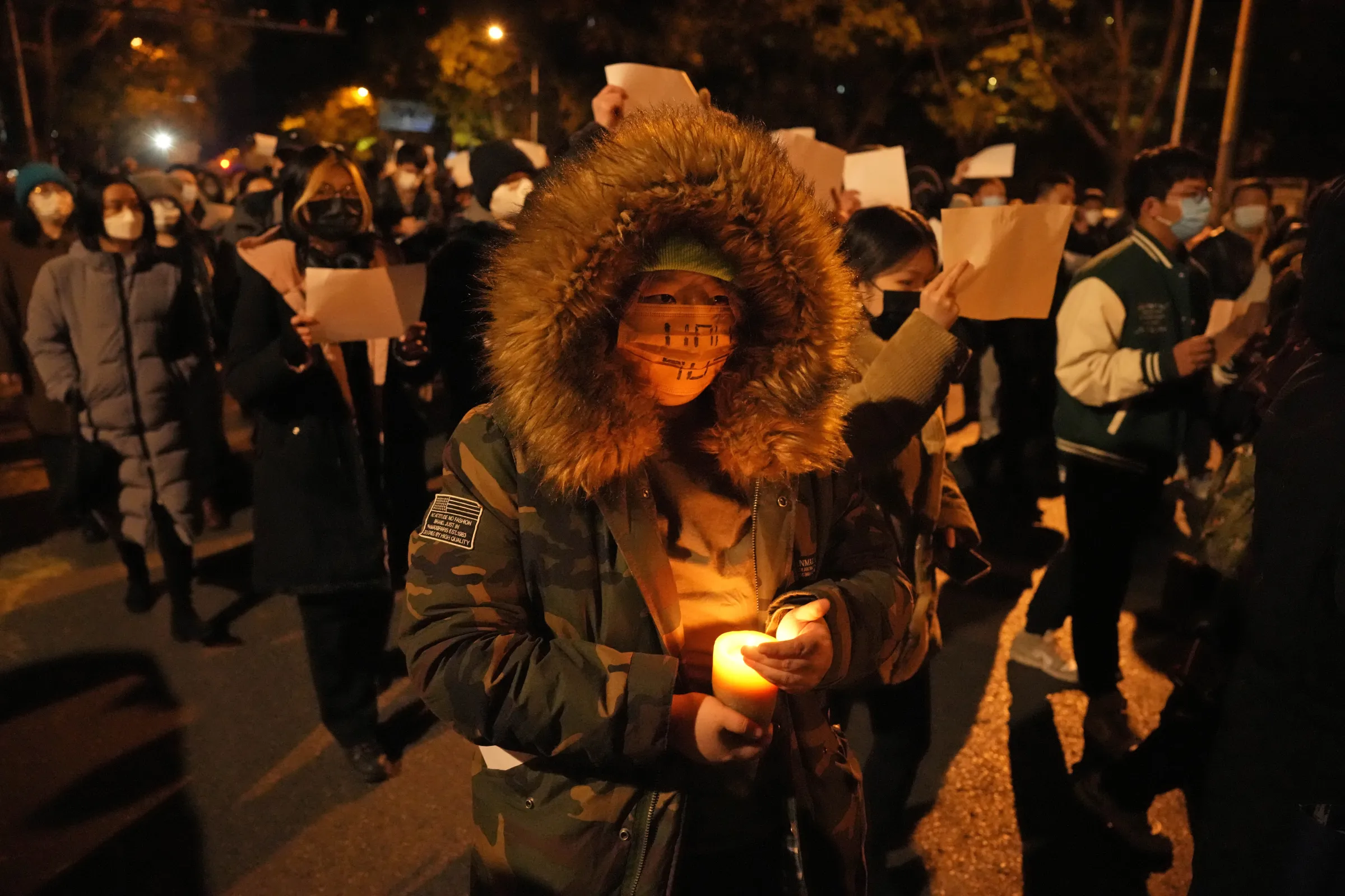 2022年11月27日，北京民眾上街反封控，白紙運動。（AP）