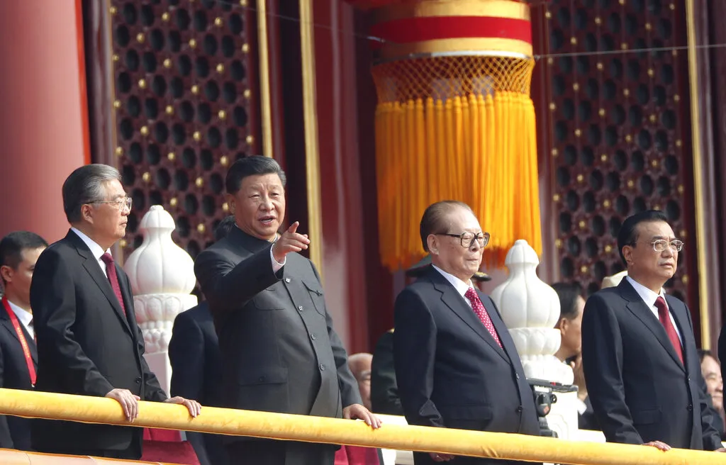 2019年10月1日，天安門城樓上的胡錦濤、習近平、江澤民、李克強（由左至右）。（美聯社）