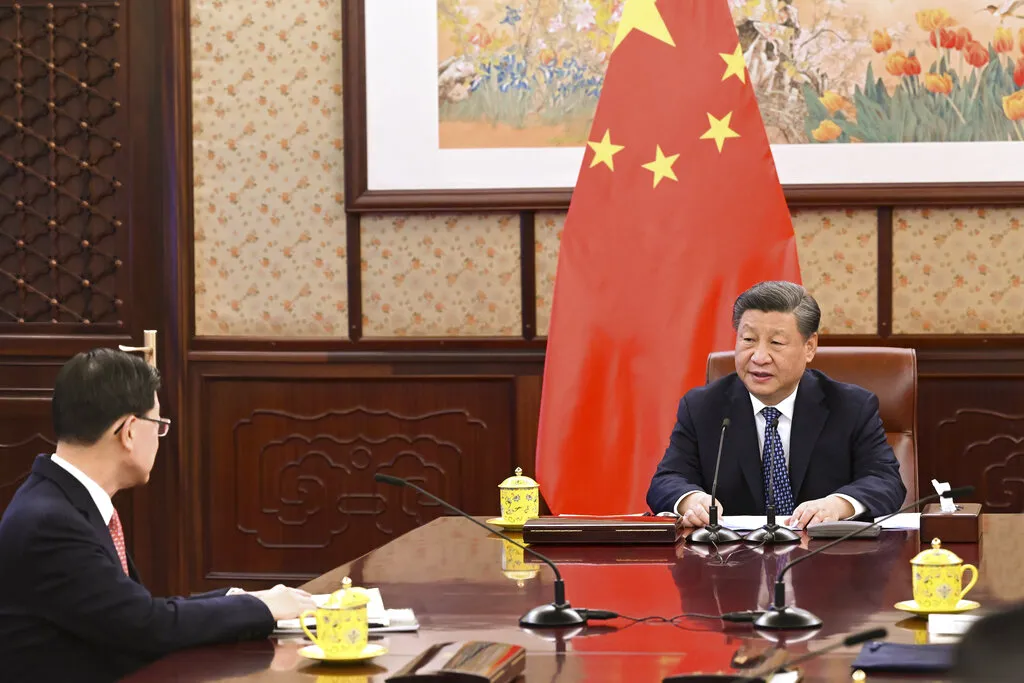 中國國家主席習近平與香港特首李家超。（美聯社）