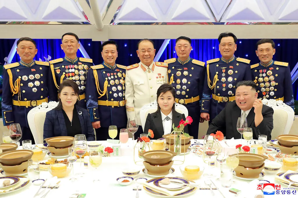 2023年2月8日、平壌で開催された建軍75周年パレードで、金正恩と夫人李雪主、娘の金主愛が軍の高官たちと共に式典に参加。（美聯社）