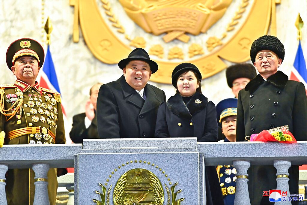 2023年2月8日，北韓平壤舉行建軍75週年閱兵式，金正恩偕同愛女在場閱兵。（美聯社）