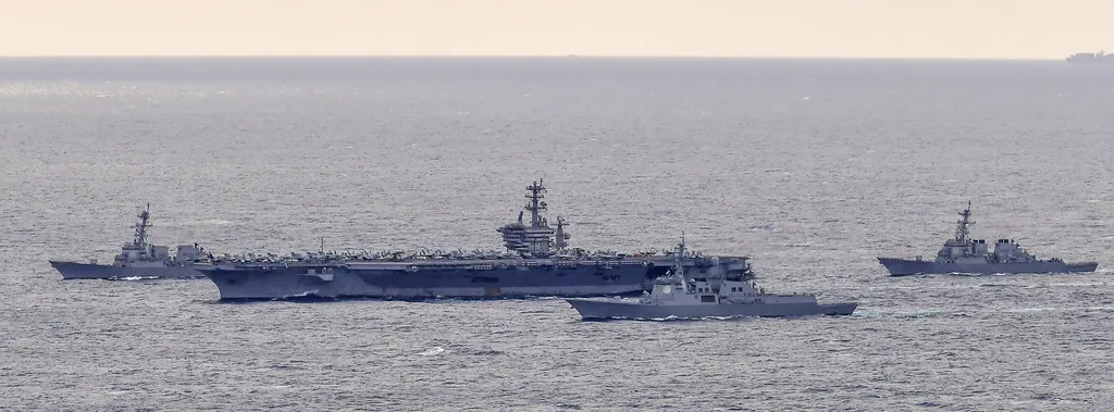 2023年3月27日，美韓海軍在南海海域聯合巡弋，照片中包括以韓軍的神盾艦世宗大王號、美軍的尼米茲號航空母艦為首的美韓艦隊。（美聯社）