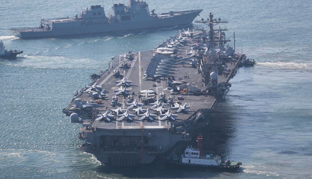2023年4月2日，美國海軍的尼米茲號航空母艦離開南韓釜山的海軍基地。（美聯社）