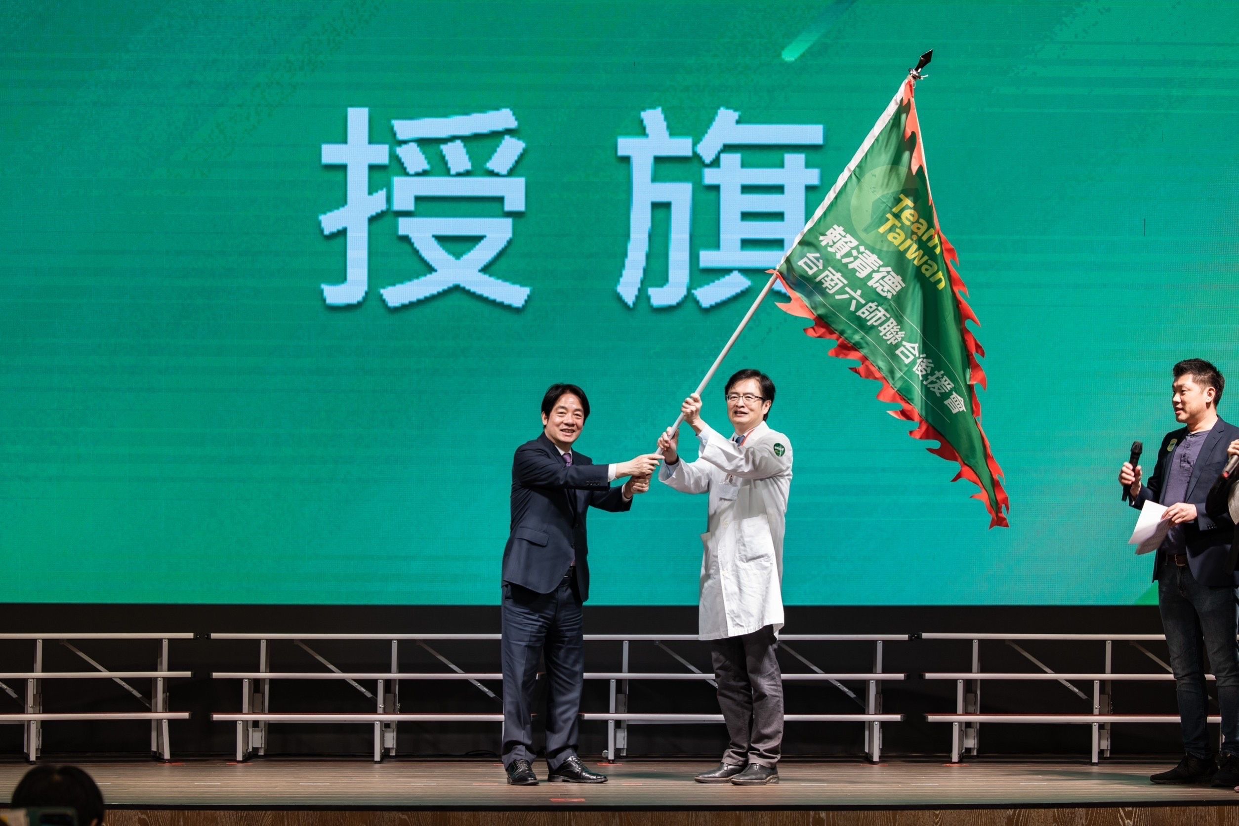 20230415-民進党総統参選人頼清徳（左）今（15）日親赴台南出席「台南市信頼台湾之友会成立大会」，右為台南市医療大聯盟後援会総会長陳相国。（民進党提供）