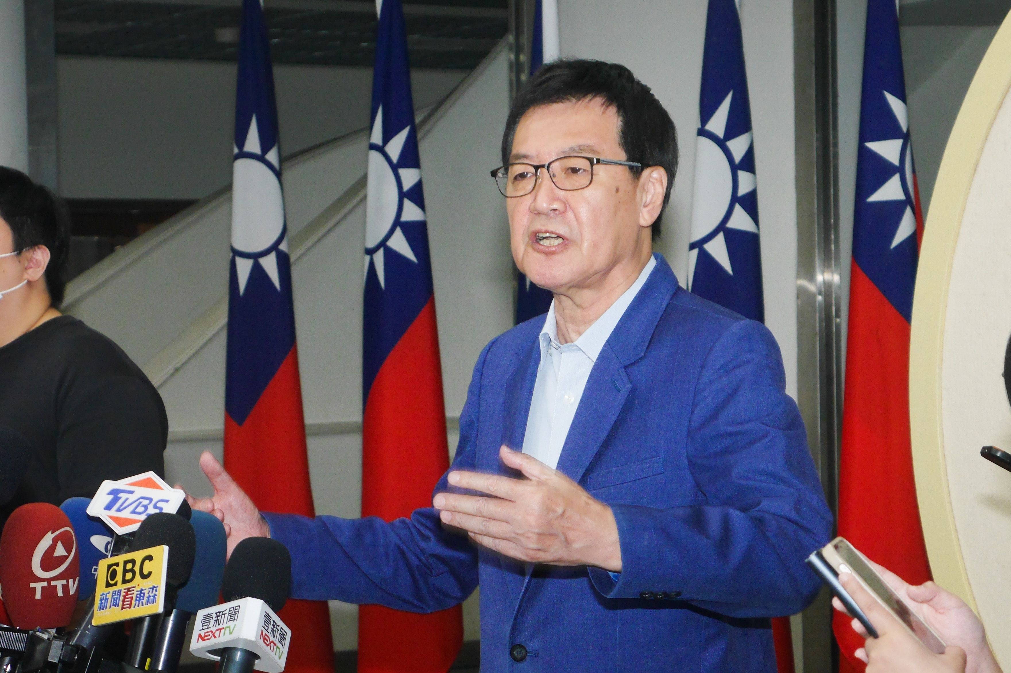 20230422-立法委員費鴻泰が投票所で党内予備選挙の投票を行いインタビューに応じた。（蔡親傑攝）