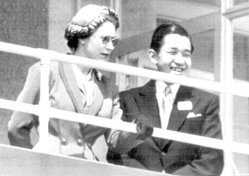 1953年6月6日，剛即位的英國女王伊麗莎白二世與當時的日本皇太子明仁。（AP）