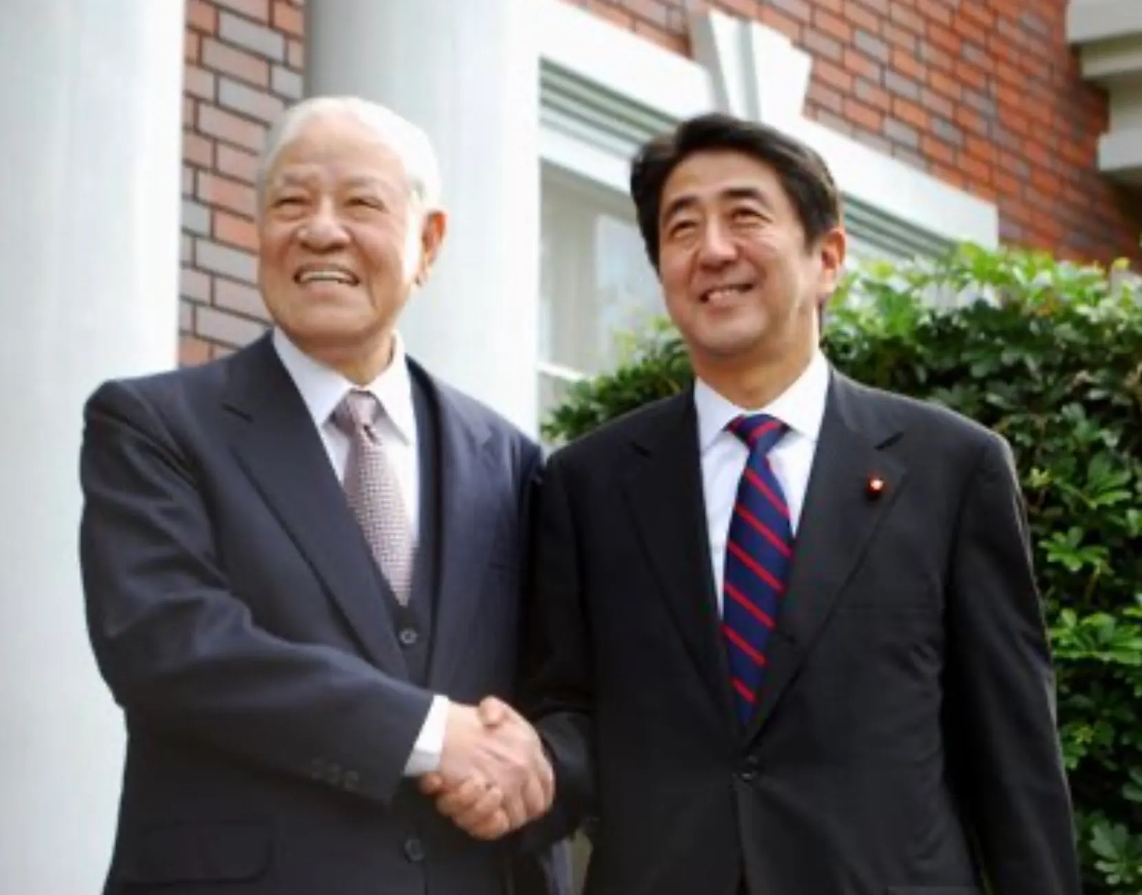 李登輝前総統（左）と日本首相安倍晋三は多年来の友情がある。（資料写真，李登輝の友人会公式ページ）