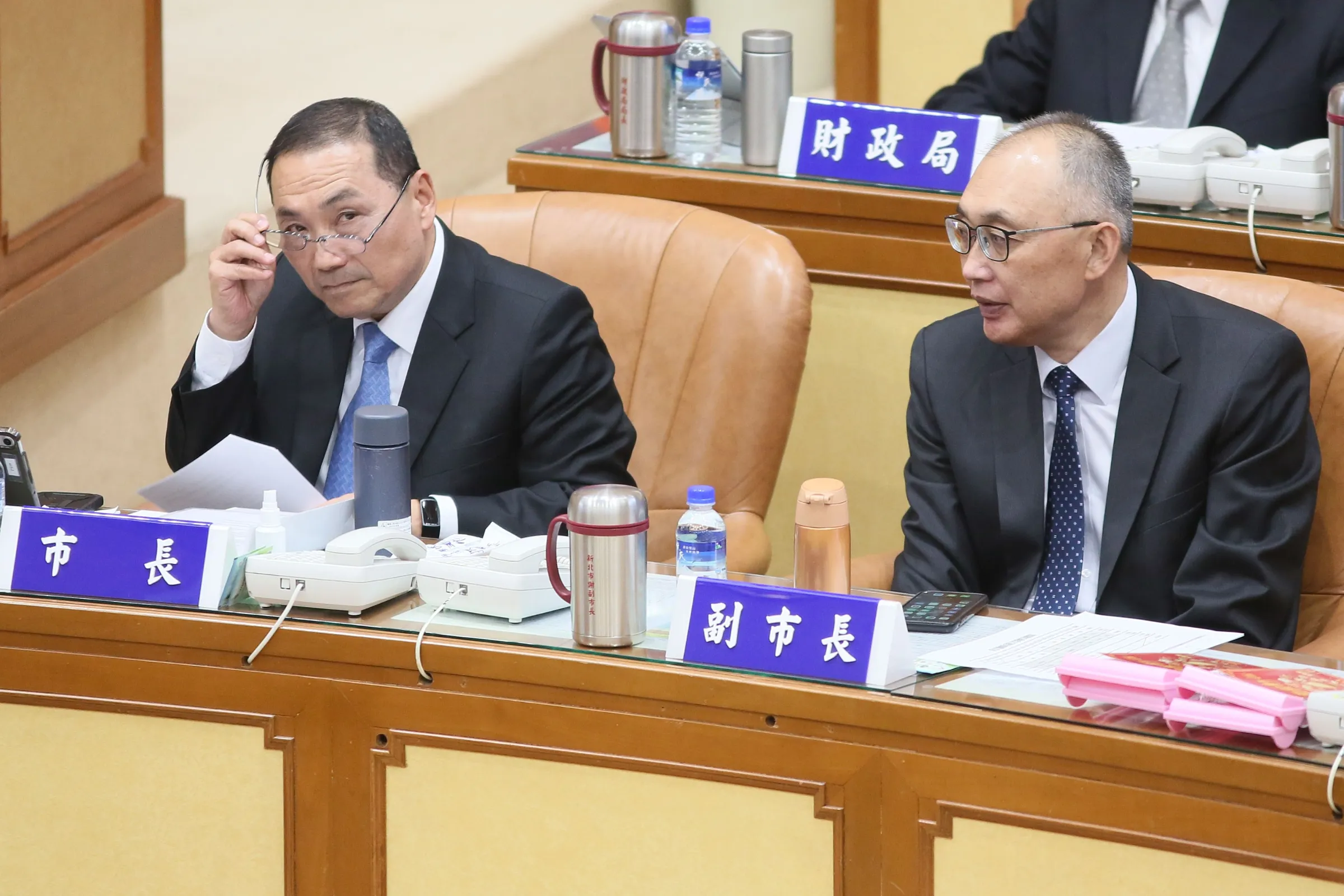 20230509-新北市長侯友宜（左）、新北市副市長謝政達（右）9日列席新北市議會市政總質詢。（柯承惠攝）