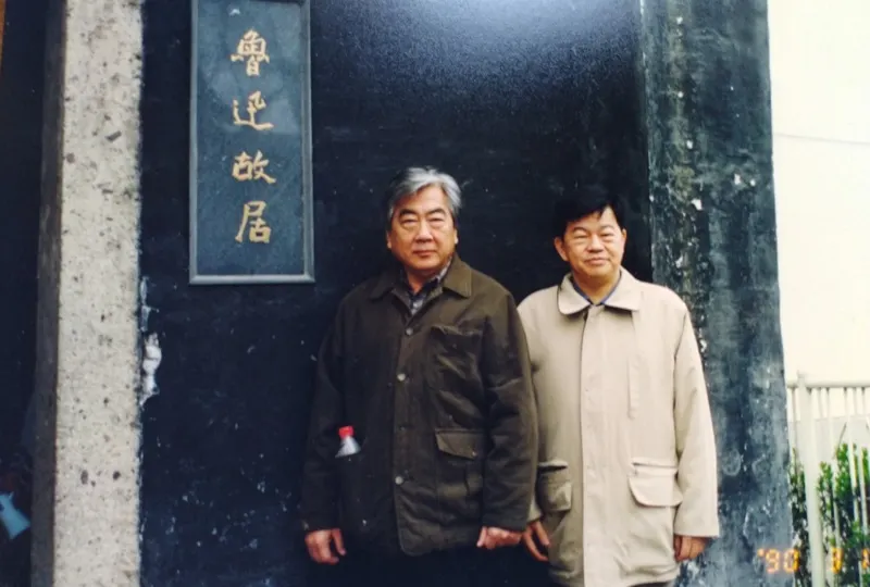 曾健民醫師(右)與陳映真在魯迅故居合影。（曾健民醫師追思紀念會籌備組提供）