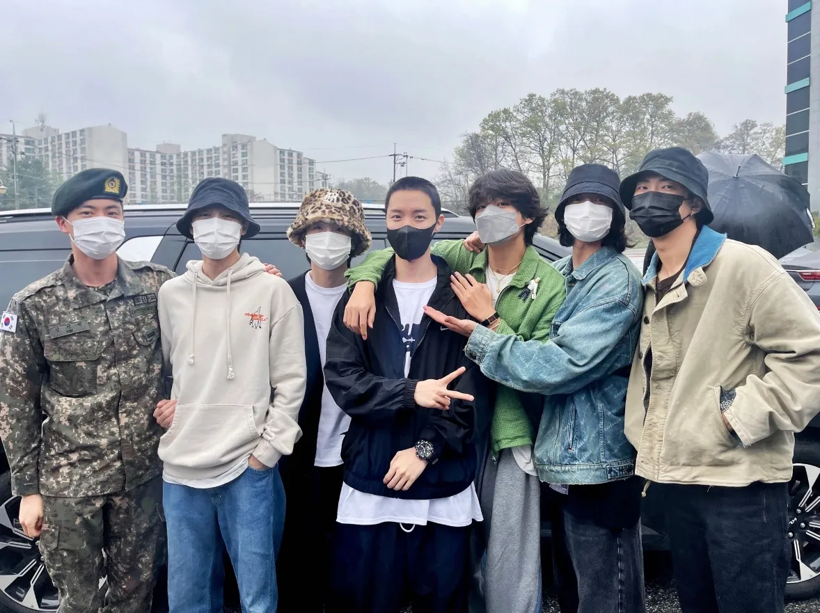 J-hope（中）是BTS第2位入伍的成員，大哥Jin（左）還有來送行。（圖／翻攝自推特／BTS_twt）