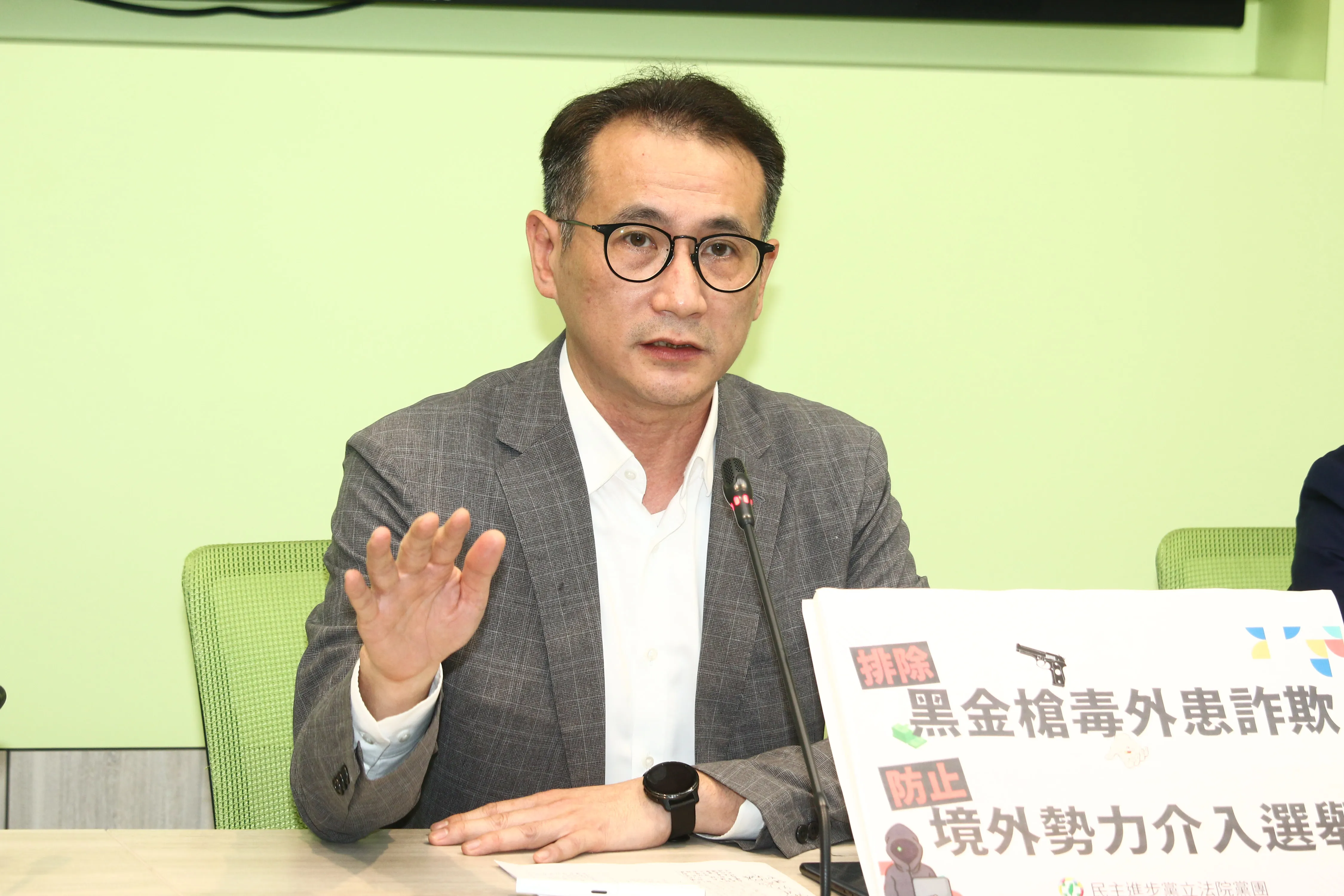20230526-民進黨立法院黨團召開「排除黑金槍毒外患詐欺，防止境外勢力介入選舉」記者會，圖為立委鄭運鵬。（蔡親傑攝）