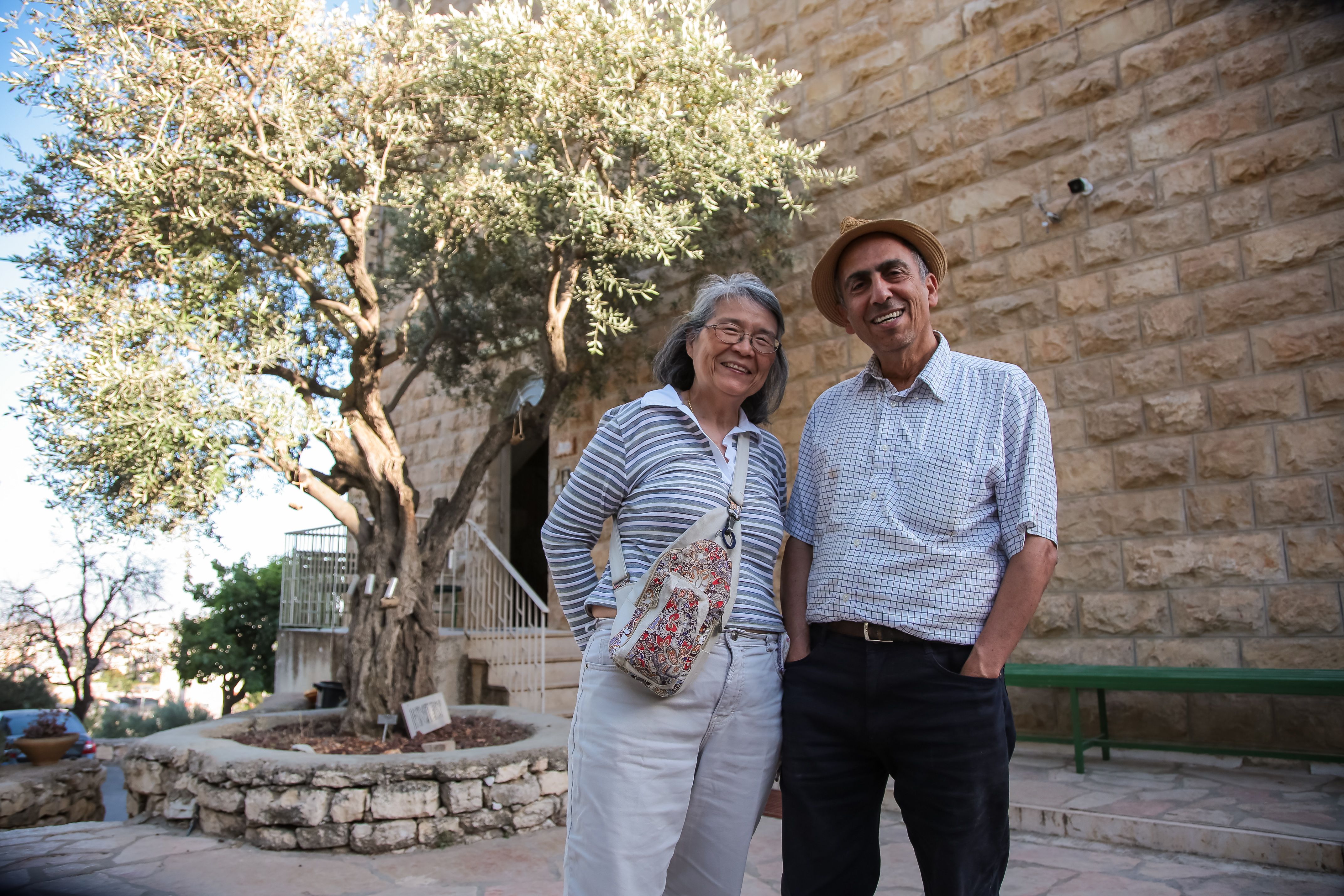 20230605-イスラエル特集、ベツレヘム、Natural History Museum 博物館館長 Dr. Mazin Qumsiyeh（右）、パレスチナ台湾僑民章学芳（左）。（顏麟宇撮影）