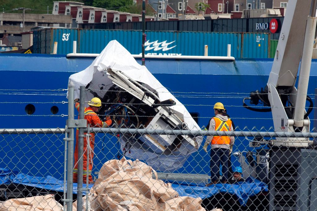 2023年6月28日、カナダ沿岸警備隊が回収したタイタン号の破片。（AP通信）