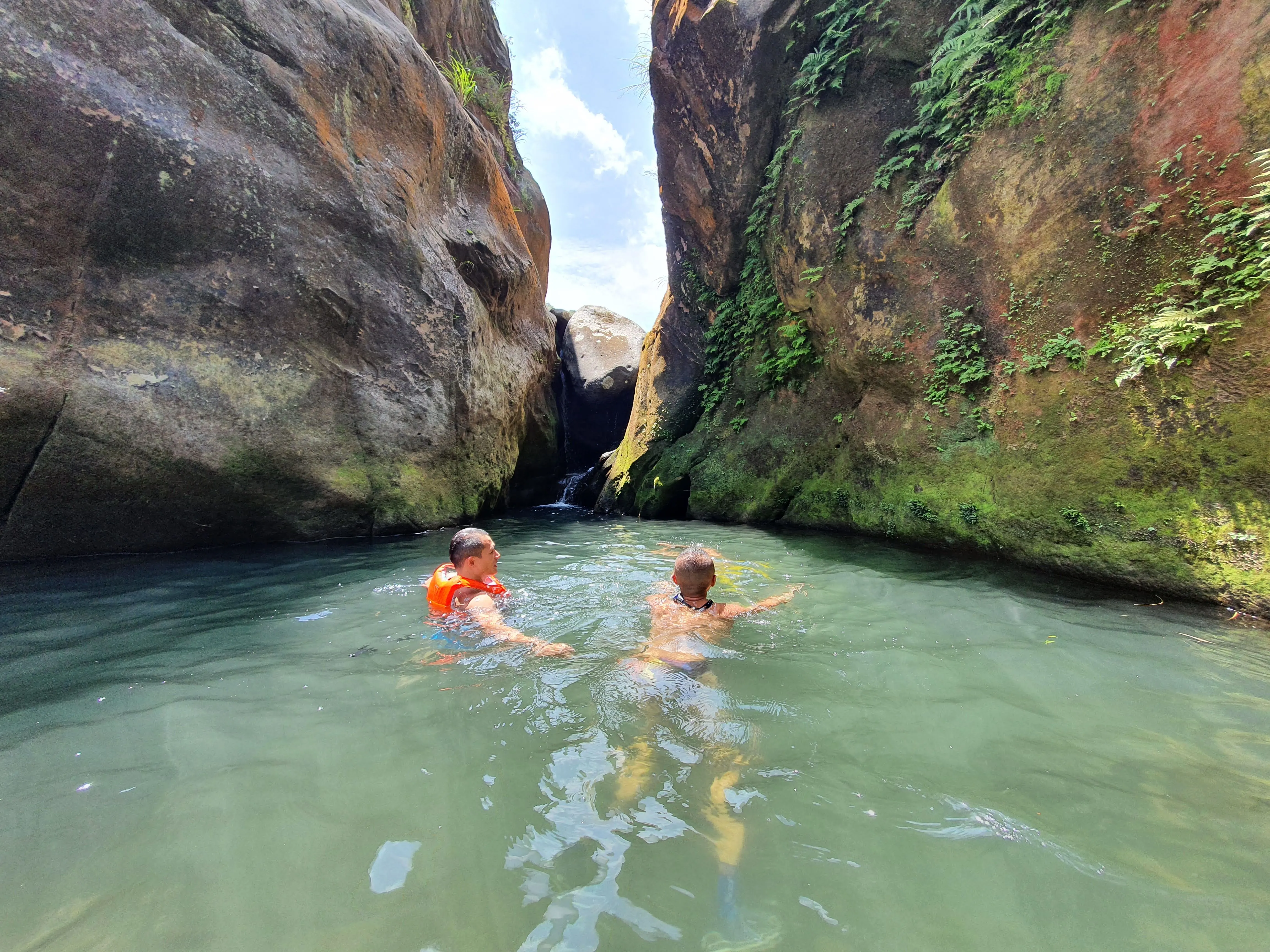 小鬼瀑布、溯溪、游泳、野外戲水。(資料照/洪煜勛攝)