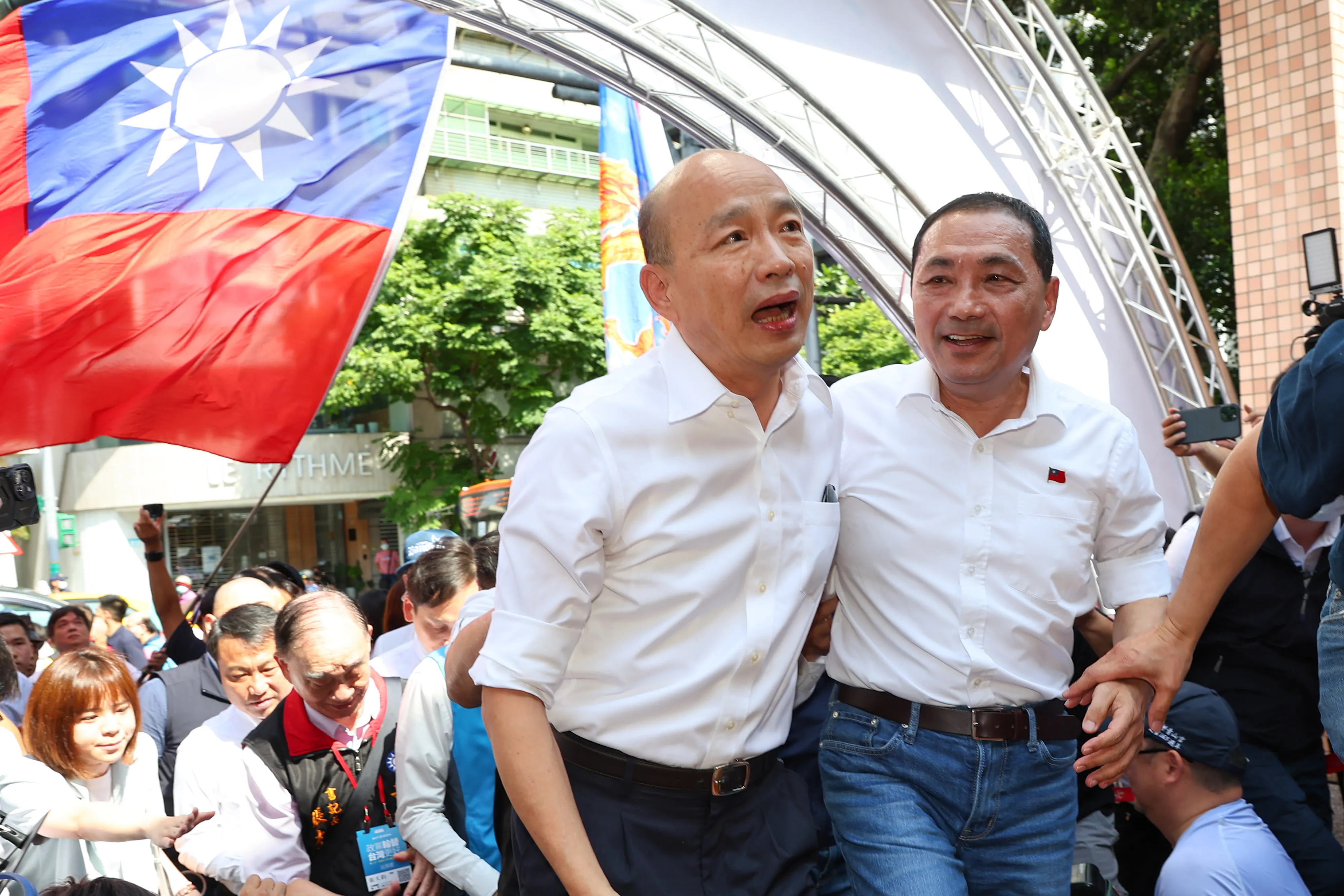20230723-国民党大統領候補の侯友宜（右）、前高雄市長韓国瑜（左）23日、国民党第21回全国党大会に出席