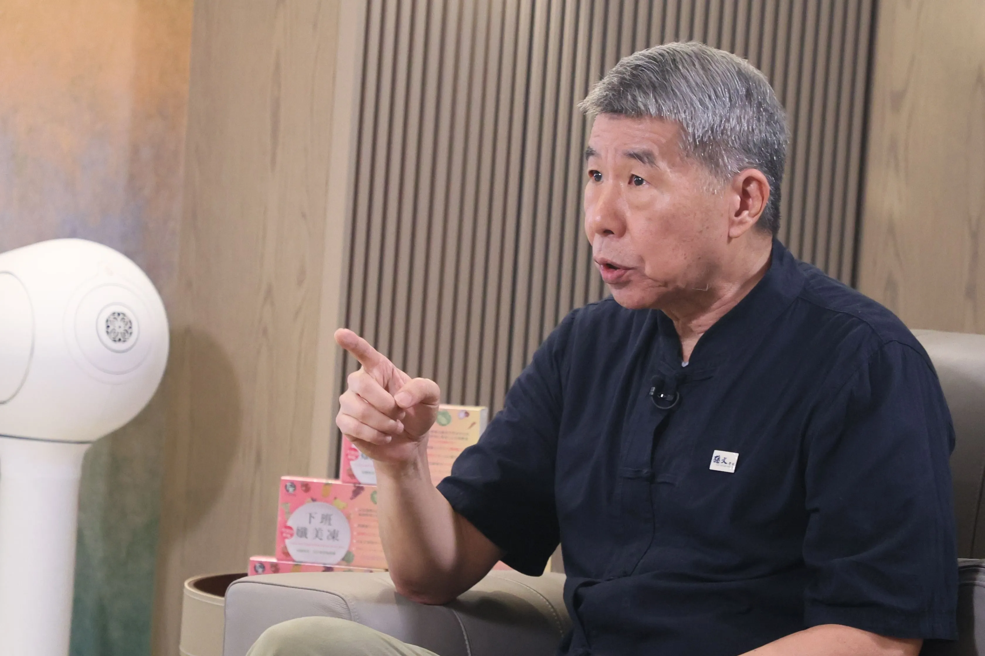 20230726- 風傳媒「下班瀚你聊」主持人黄暐瀚、孫文学校総校長張亜中（見図）26日に「下班瀚你聊」番組対談。（柯承惠撮影）