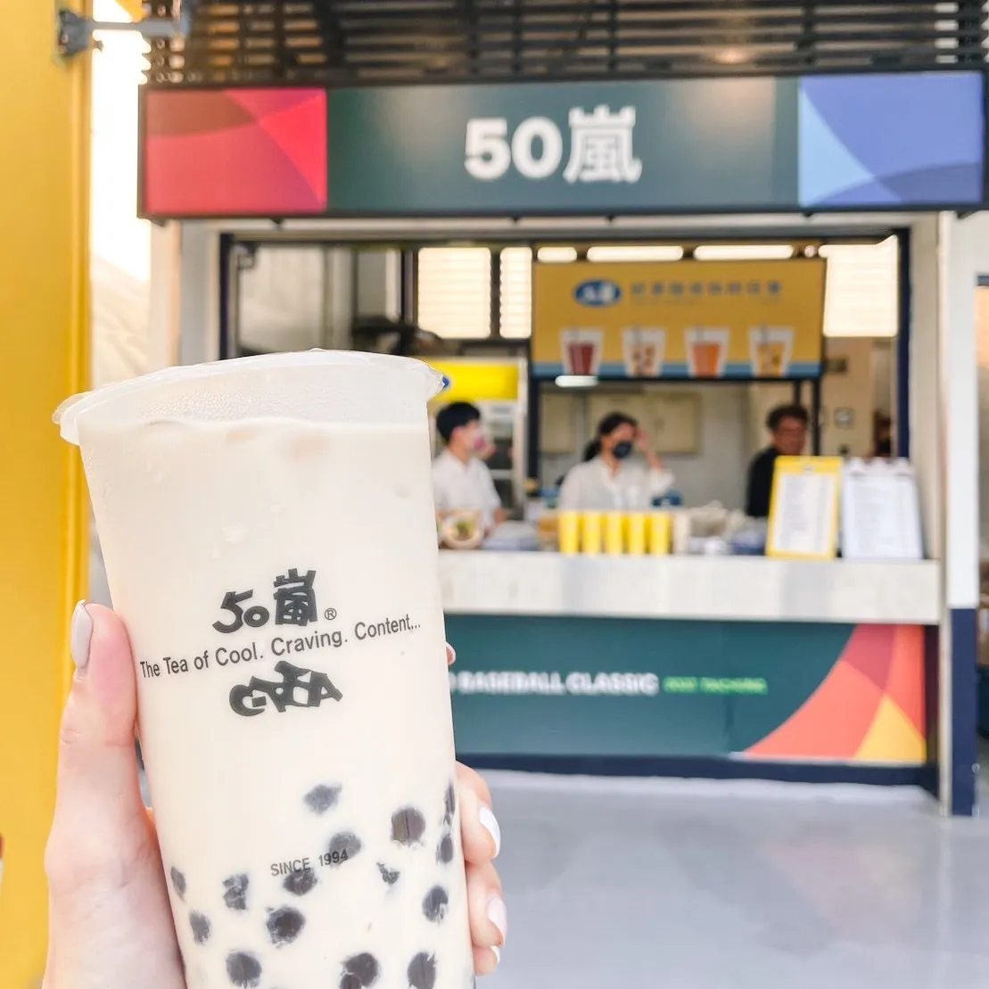 加料派的手搖飲控多半會喜愛50網友的波霸奶茶，大顆Q軟的波霸搭配香阿薩姆紅茶基底的濃奶茶，茶和波霸的比例和品質穩定，也是許多網友推薦必點的經典飲品。（圖／翻攝自50嵐中區臉書粉絲專頁)
