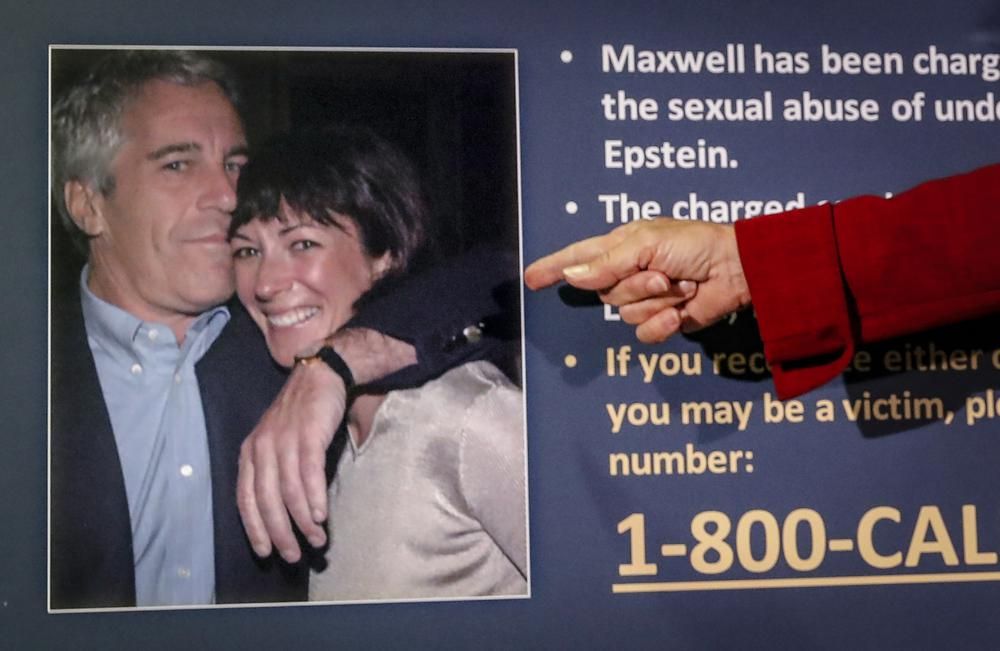 英國前名媛麥斯威爾（Ghislaine Maxwell）涉嫌長期協助美國億萬富豪艾普斯坦（Jeffrey Epstein），性侵未成年少女，29日遭美國法院宣判有罪。（AP）