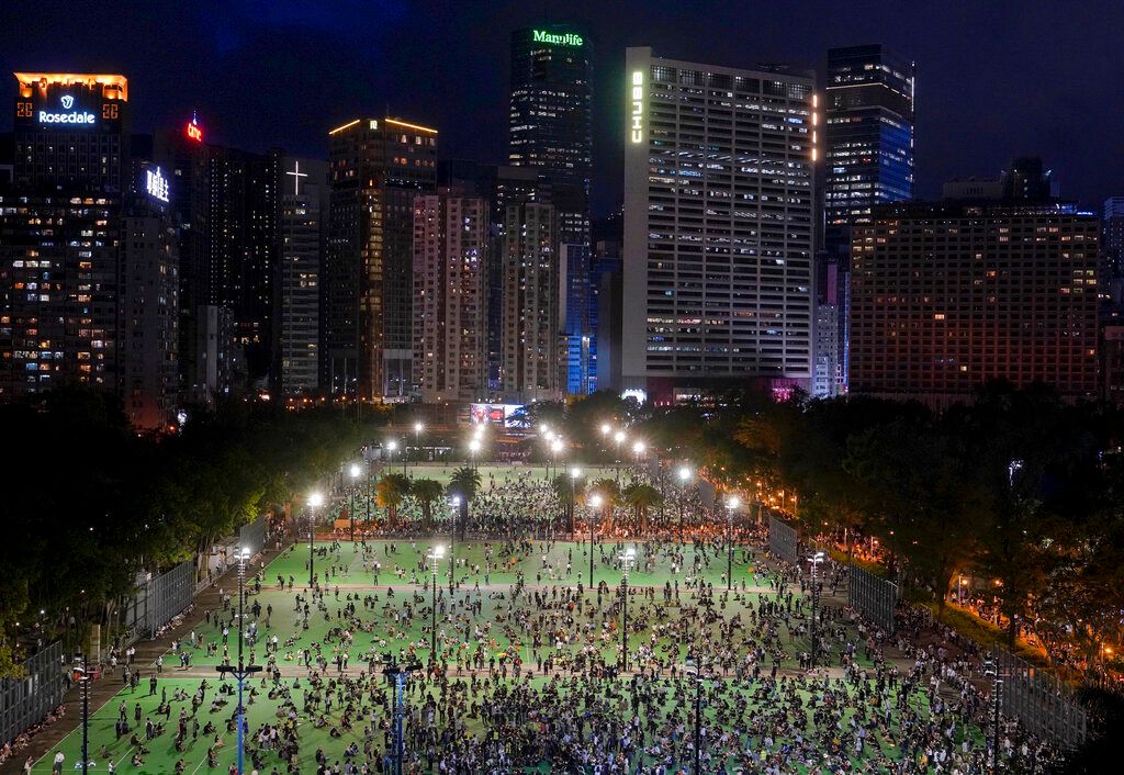 6月4日將近，香港法院最近的判決有殺雞儆猴、警告眾不要參與維多利亞公圍六四活動的意味∴圖為去年維園六四天31週年悼念會。（美聯社）