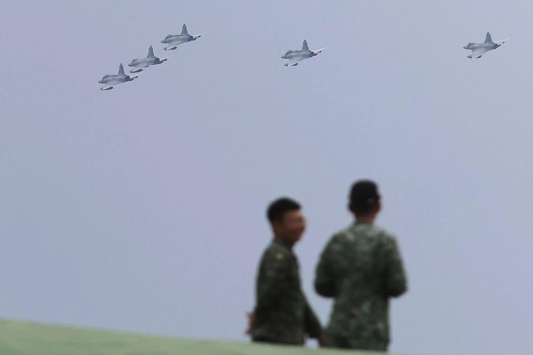 国防部が陸軍湖口駐屯地を一般公開し、空軍のミラージュ2000戦闘機5機が展示飛行を行った。（撮影：柯承恵）