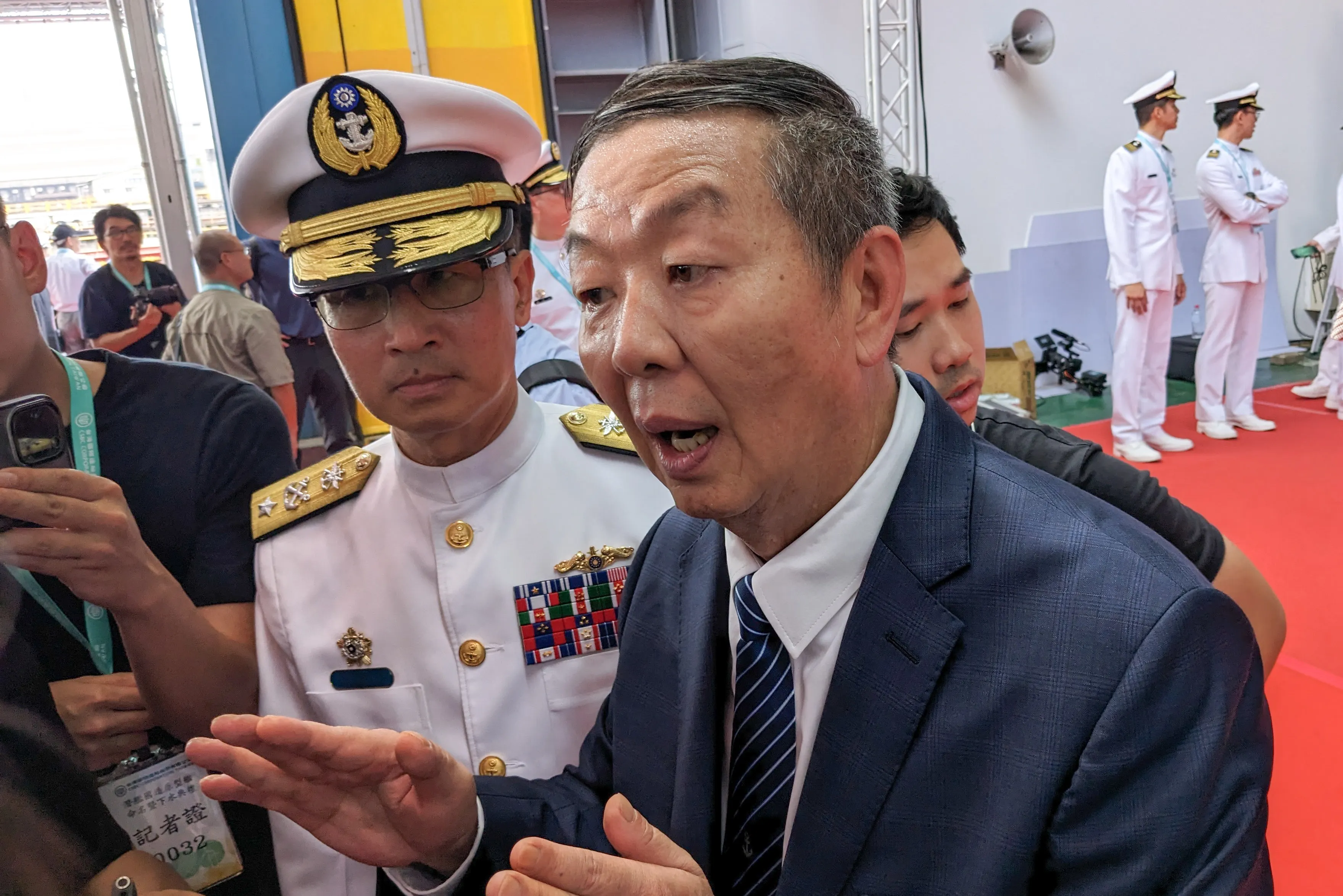 20230928-国造潜水艦プロジェクトチームリーダー黄曙光（右）は国造潜水艦「進水日」の同日に国家安全会議顧問を辞任したことが憶測を呼んだ。