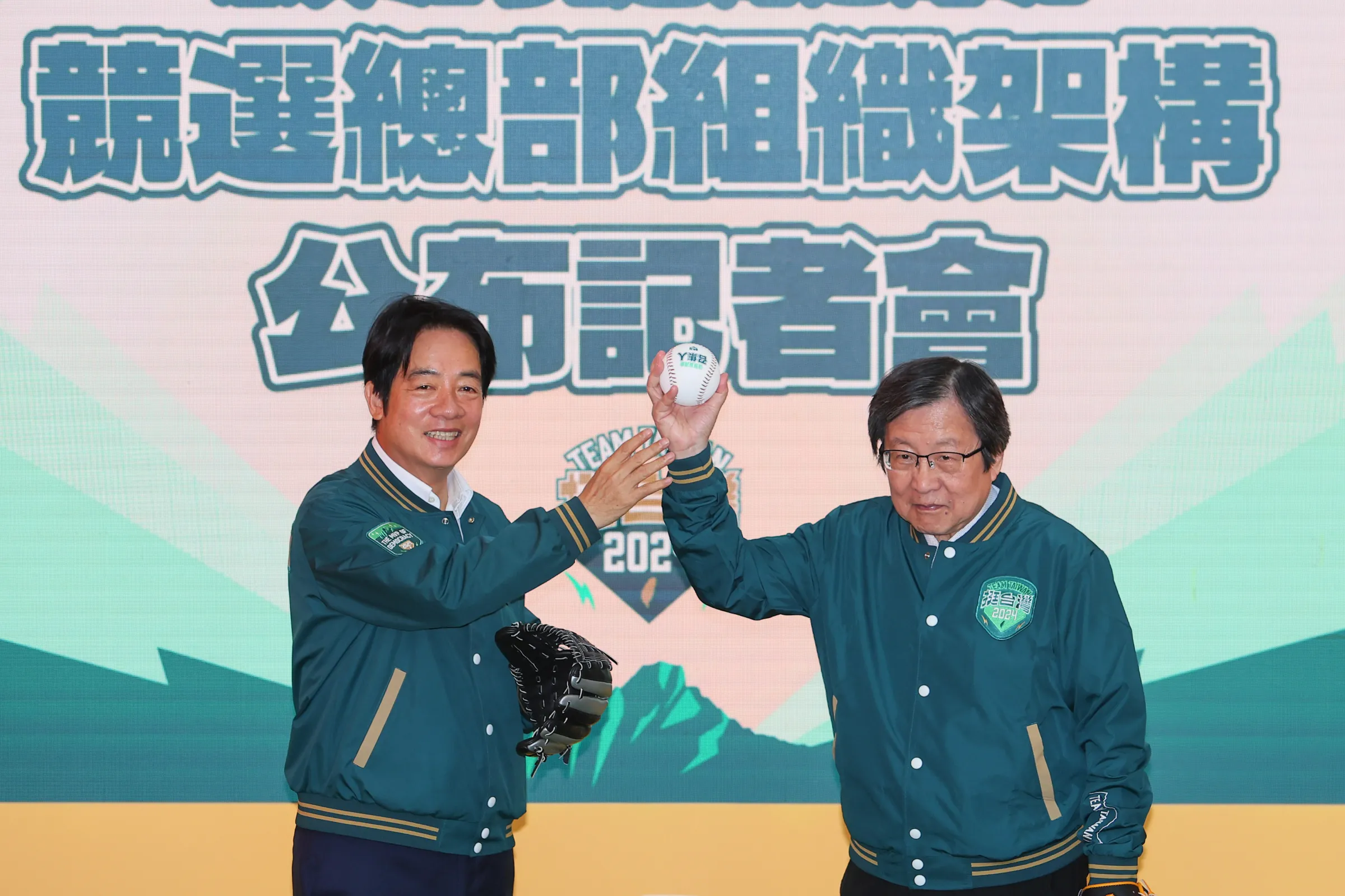 20231107-前國安會秘書長邱義仁（右）7日出席「賴清德總統競選總部組織架構」公布記者會。（顏麟宇攝）