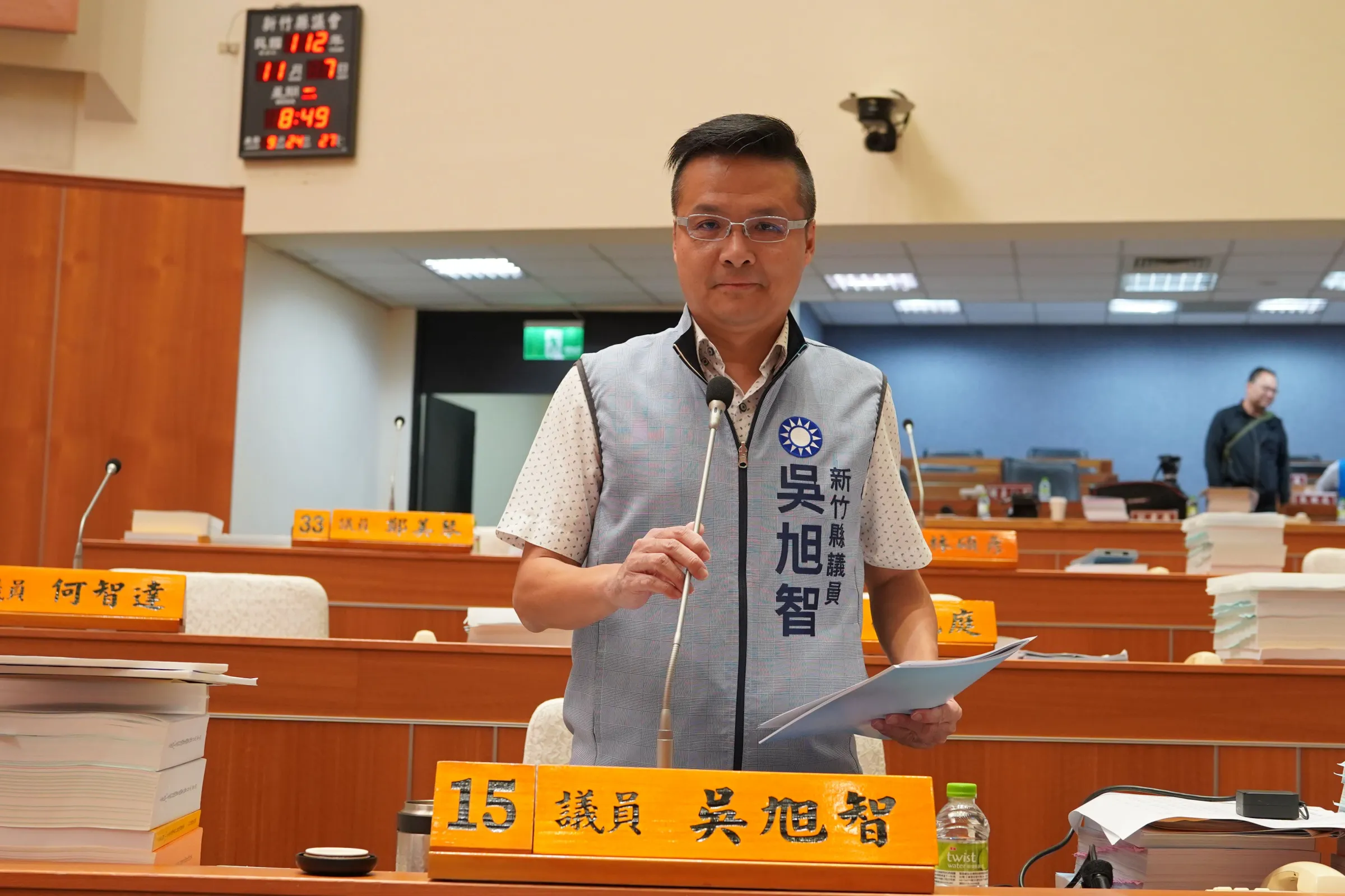竹縣議員吳旭智高度關注學子通學公車議題，盼縣府交旅處協助增加班次，縮短學子的通勤時間。（圖／新竹縣政府提供）