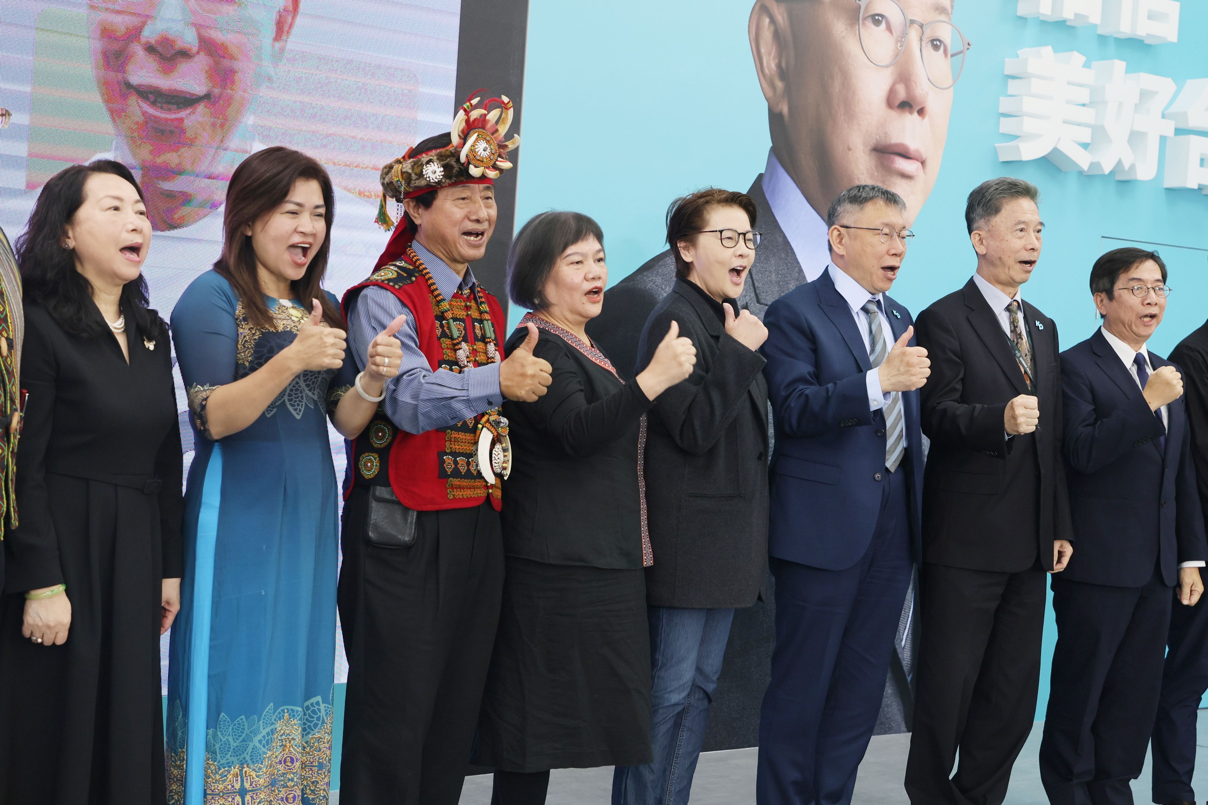 台湾民眾黨主席柯文哲（右三）、柯文哲競選總幹事黄珊珊（右四）、政大教授江明修（右一）中華兩岸婚姻家庭服務聯盟秘書長徐春鶯（左一）、台灣新住民黨主席麥玉珍（左二）16日出席柯文哲競總「共融多元，族群文化政策」記者會。（柯承惠攝）