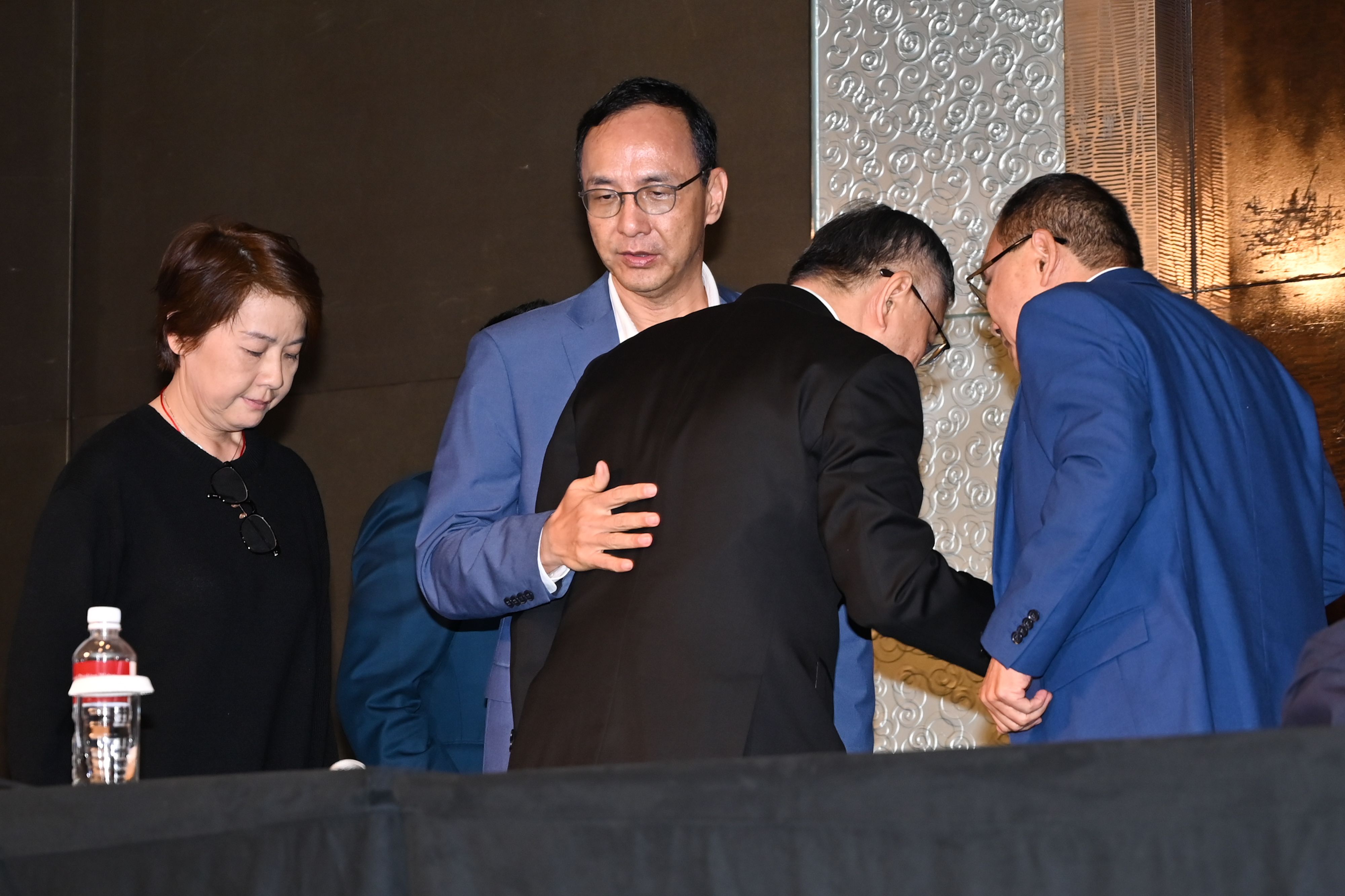 20231123-国民党主席朱立倫（左）、国民党総統候補侯友宜（右）、民衆党総統候補柯文哲（中）挨拶。（陳昱凱撮）