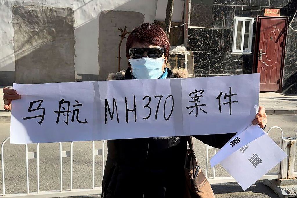 2023年11月27日、失踪航班MH370の乗客家族が北京裁判所外で抗議。その日に犠牲者の賠償聴聞会が開かれた。失踪したMH370客機の墜落原因と場所は依然不明であるが、最終的にマレーシア政府は航班の事故を正式に確認し、機上の239名全員の死亡を認定した。（AP通信）