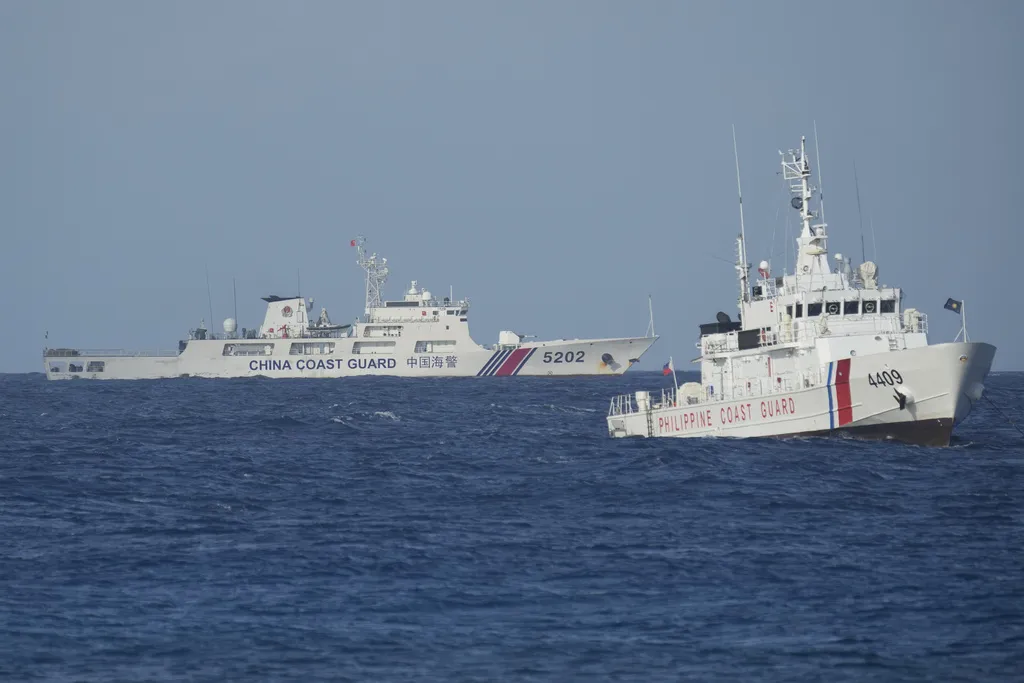 中業島附近海域的中國海警與菲律賓海警船。（美聯社）