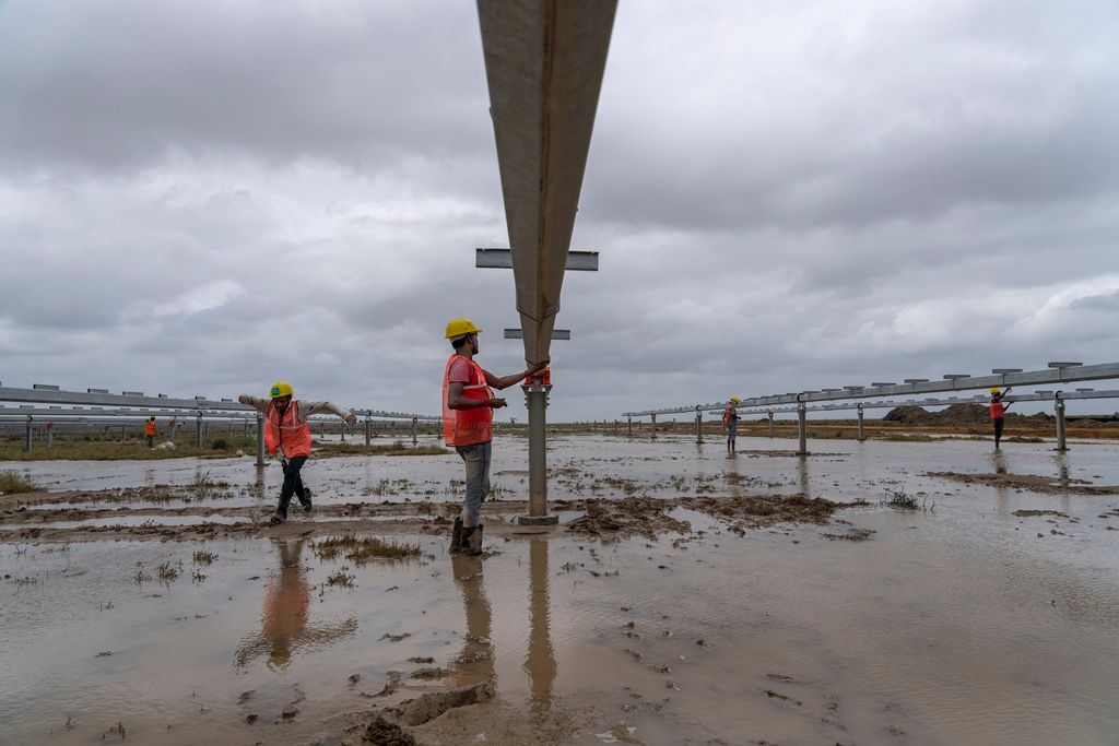 2023年9月，印度西部古吉拉特邦的鹽漠正在興建一個大型太陽能風電混合發電廠。（美聯社）