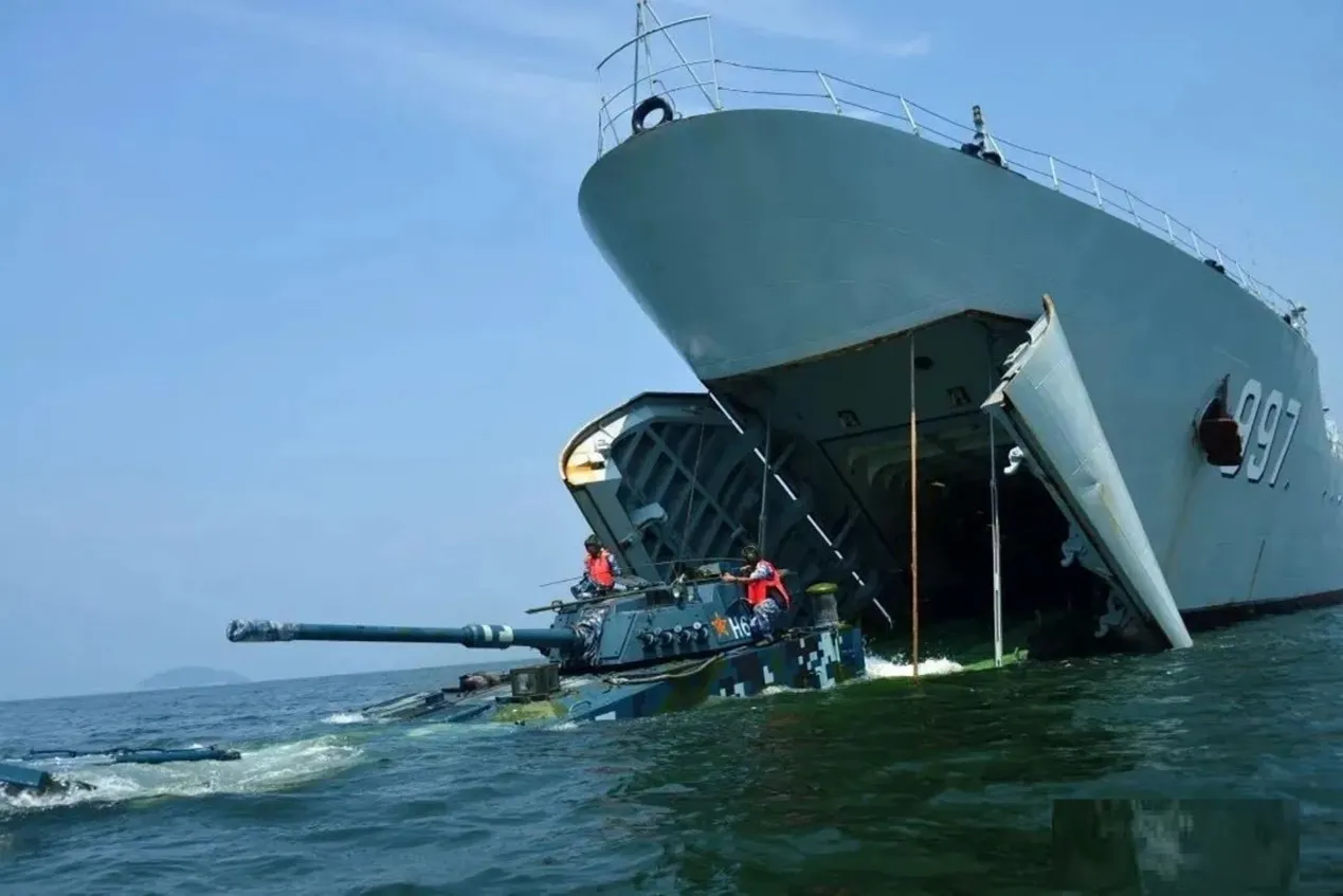 近年、台湾海峡の緊張が高まり、解放軍は東部沿海地域で多くの軍事演習を行っている。写真は中央電視台が公開した解放軍東南海域での多兵種合同上陸演習映像。（中国軍網より作者が取った写真）